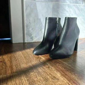 Saks Fifth Avenue JAMIE Black Leather Side Zip Block Heel Ankle Boots Size 10-